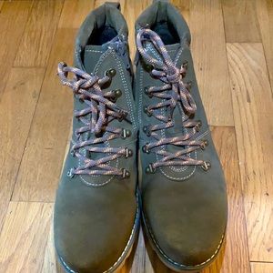 Olive green desert youth boots.